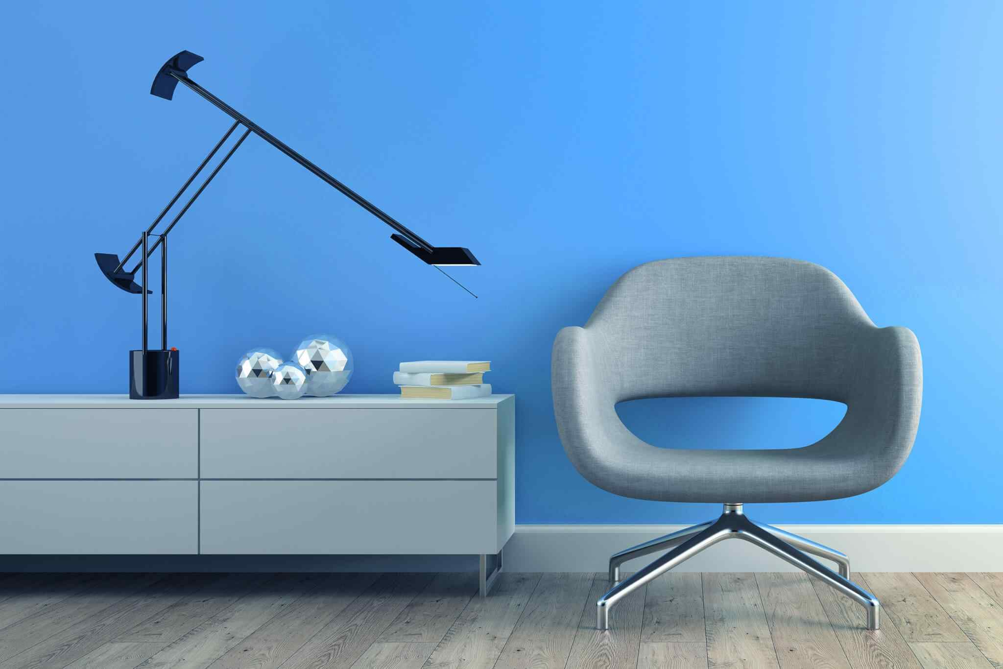 https://www.nitinolmetal.com/wp-content/uploads/2017/05/image-chair-blue-wall.jpg